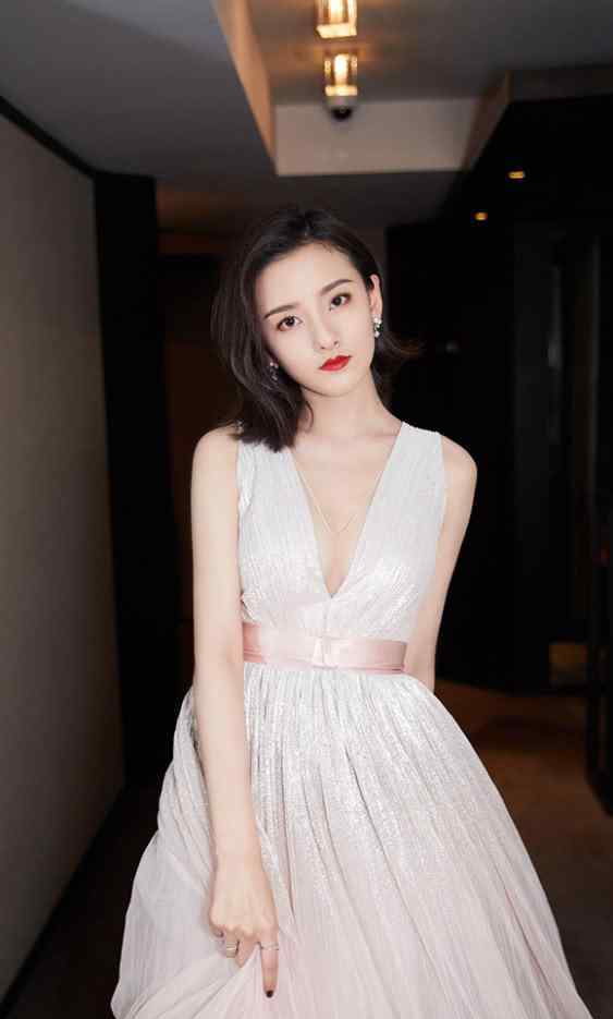涓涓版哪吒 22岁宋祖儿，美丽动人身材有料，越来越有性感魅力啦！