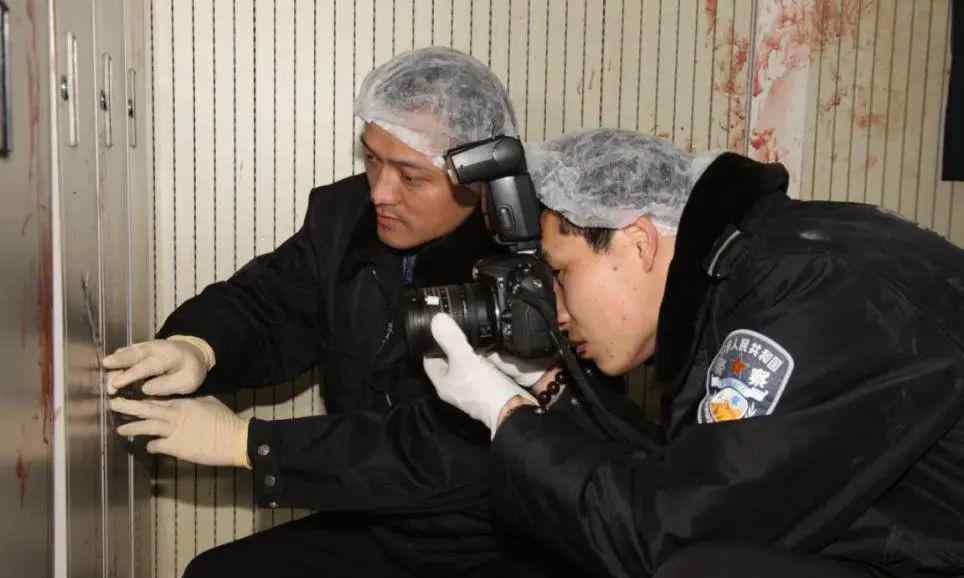法医为什么害怕巨人观 尸体上令人作呕的蛆，他拿起来量长度：法医急着对被害者动手，却被狠狠打了一巴掌