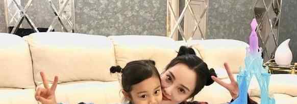 李小璐生活照 李小璐攀上富婆，两人亲密搂在一起合影。复出有望了？