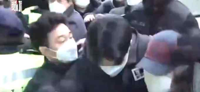 我要杀了她 韩国“素媛案”罪犯到家画面曝光，警察堵门保护，民众大喊“我要杀了他”文章配图