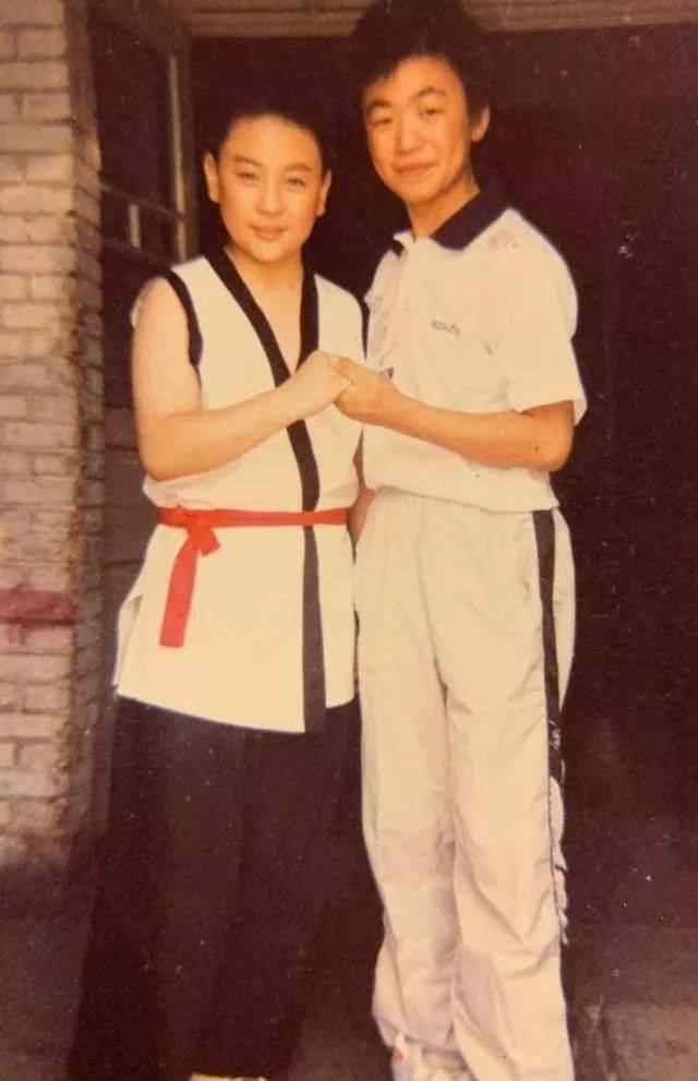 王宝强工作室 王宝强释小龙原来从小就认识，小时候合影被曝光