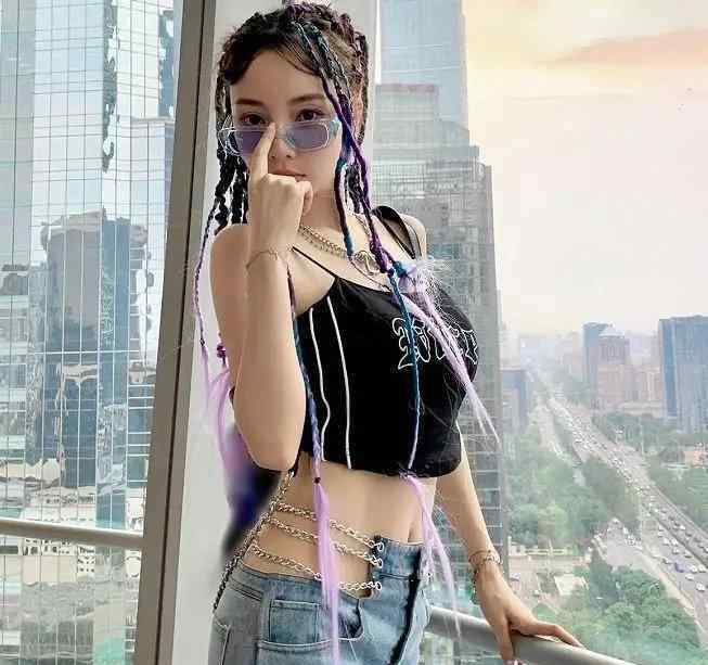 李小璐生活照 李小璐攀上富婆，两人亲密搂在一起合影。复出有望了？