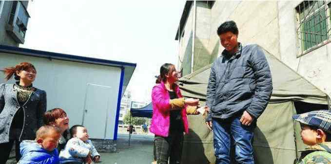 关涛 湖北第一高，比姚明还高，因饥寒交迫，无奈放弃篮球，今无人敢嫁