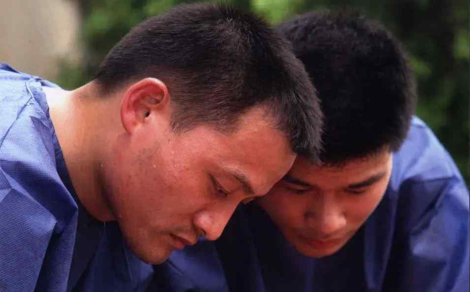 法医为什么害怕巨人观 尸体上令人作呕的蛆，他拿起来量长度：法医急着对被害者动手，却被狠狠打了一巴掌