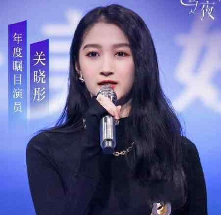 关晓彤露内裤 难怪鹿晗管关晓彤那么严，当她换上“液体衣”后，这是23岁的身材？