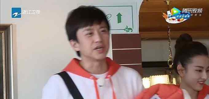 Baby脱鞋遭吐槽 Baby脱鞋遭吐槽“下楼了” 网友调侃：太高了黄晓明hold得住吗？