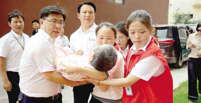 底慧敏 感动！“白发孝女”带瘫痪母亲上完4年大学