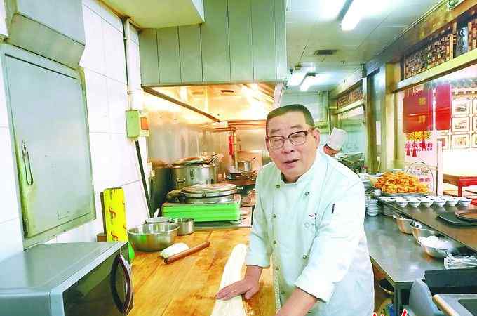 烧饼大师 老北京烧饼大师冯怀申：2秒一个烧饼 切开就是一本书