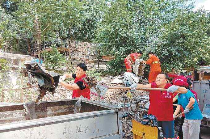 华龙美晟 宝华里2号上午清走3吨垃圾 居民：今年夏天终于能开窗吹吹穿堂风了