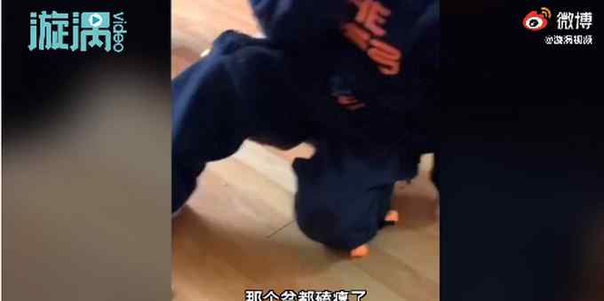 男孩磕头碎核桃向舅舅讨压岁钱 哥哥：磕碎十几个 头上起了个包