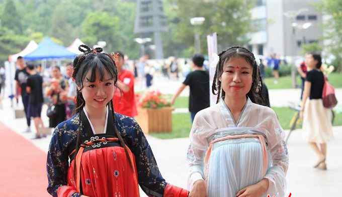 毕业礼 毕业季创意设计屡屡戳中“泪点” 毕业生们这样记录自己最美好的青春