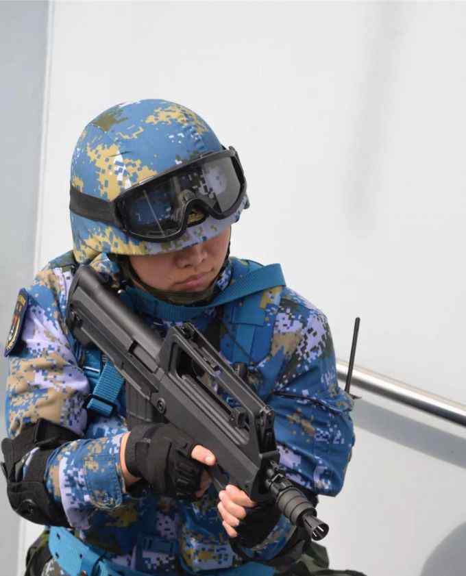 红海行动的演员 《红海行动》主演张译王强重返舰队 与官兵亲切互动