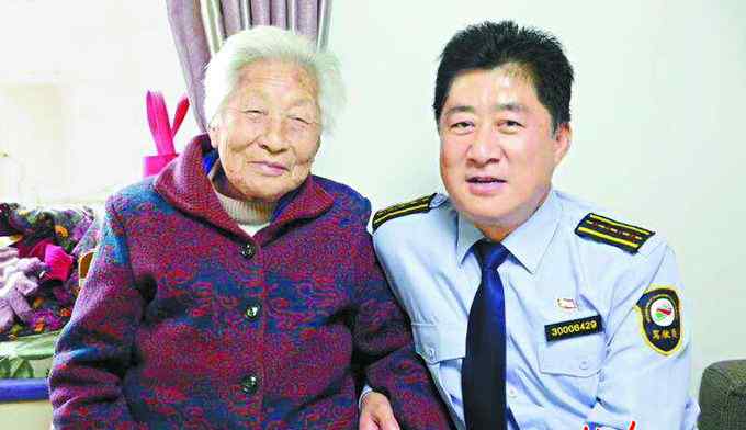 都是亲人 北京最“孤独”的公交司机：他把公交车厢变成温情驿站 乘客都是亲人