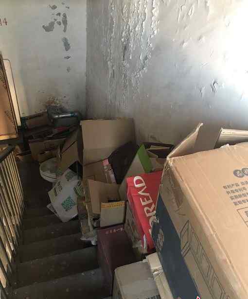 废家 北京老旧小区居民急盼清理楼道杂物 通道被堵增加火灾隐患