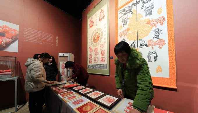 布糊画 恭王府举办承德满族文化遗产精品展 剪纸、背杆、布糊画等亮相