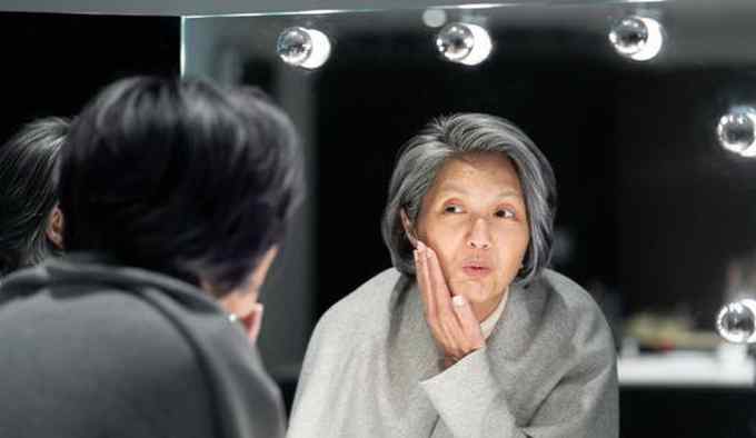 丁子高微博 杨千嬅首试老人妆，面庞及双手布满皱纹，老公丁子高看见后先哭了