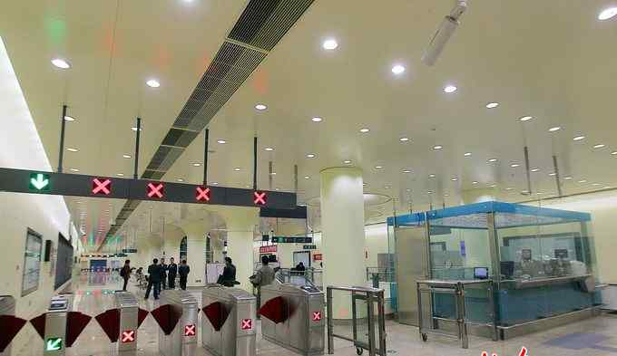 潘家园地铁 北京潘家园地铁闸口外有小贩发小广告 乘客望清理此类推销行为