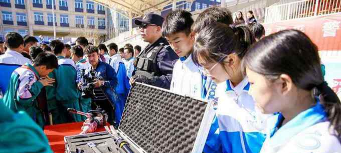 安全教育日主题班会 警察叔叔走进北京海淀中小学幼儿园，开“安全教育日”主题班会
