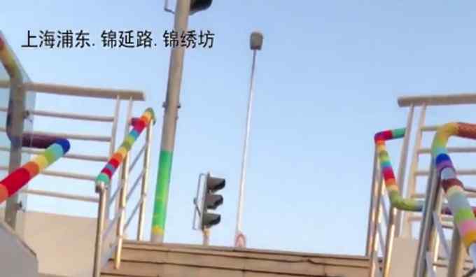 产后给栏杆织毛衣 90后产后抑郁给整条街栏杆织毛衣 网友：希望大家都能走出来