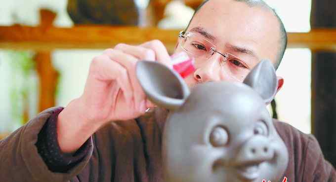 微笑北京 眼珠瞥向一侧嘴角露出狡黠的微笑 北京父子泥塑家创意捏萌物