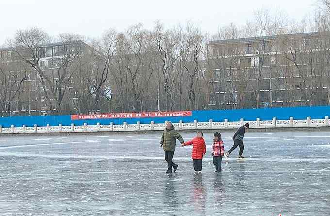 褚英 三九四九北京野冰不能随便走：这边冰上嬉戏玩耍 不远处水流哗哗