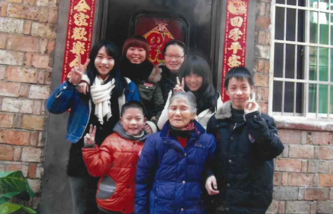 消防员与8旬外婆拍了组婚纱照 相差61岁的照片 背后故事看哭了