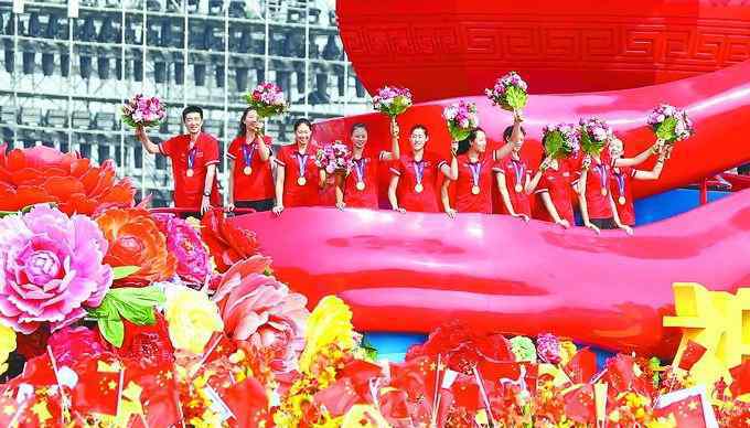 女排压轴亮相 女排压轴亮相，郎平、赖亚文、朱婷等出现在“祖国万岁”的彩车上