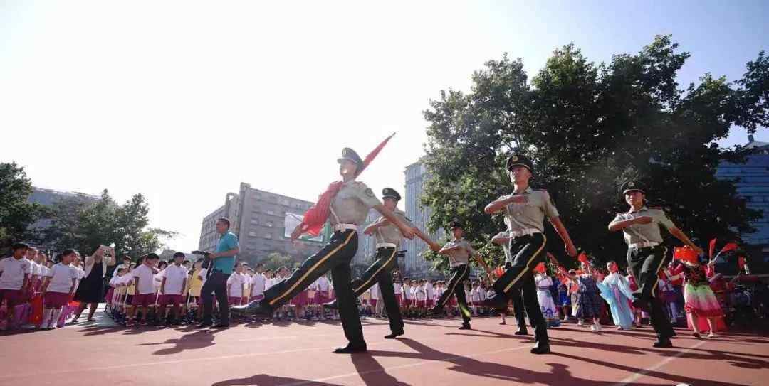 小学开学第一天 纪录北京中小学开学第一天，是否勾起你的回忆？