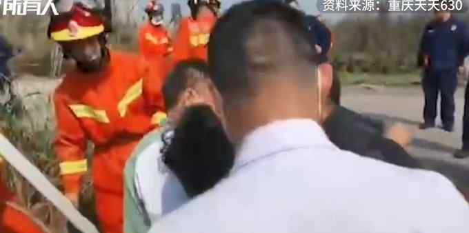 12岁女孩走路玩手机坠入枯井 被救后第一句话逗乐网友：再也不玩了