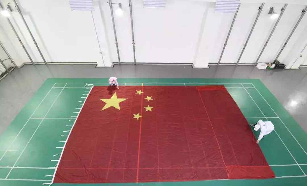 三面红旗 高速飞过天安门广场的三面红旗，为何能毫发无损且平整展开？