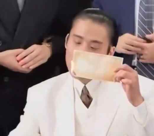 赌场点烟 梁家辉用钱点烟是什么电影