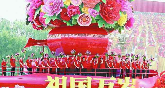女排压轴亮相 女排压轴亮相，郎平、赖亚文、朱婷等出现在“祖国万岁”的彩车上