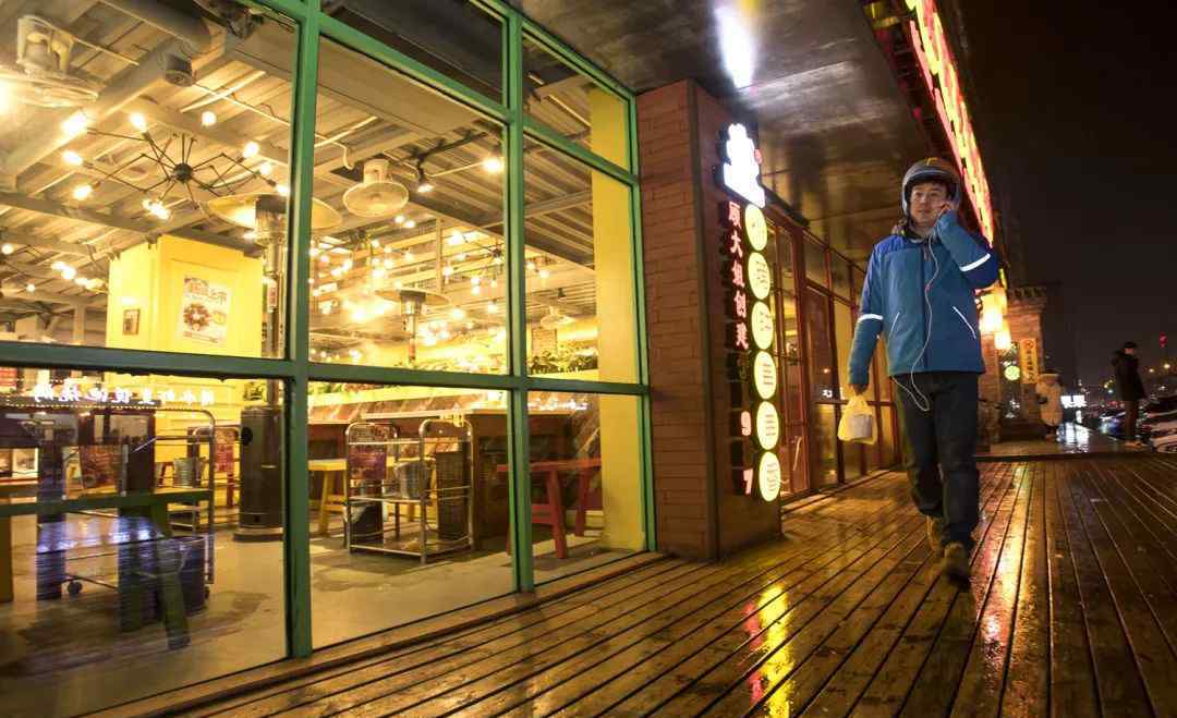 星期六深夜 送餐、陪聊、买药、跑腿……外卖小哥知道北京凌晨的所有秘密