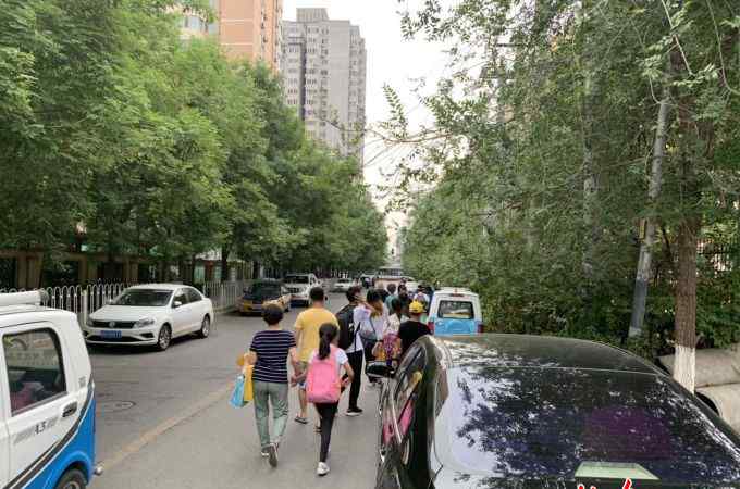 北京丰台实验小学 北京海淀区实验小学丰台分校门口没有人行便道，孩子上学家长提心吊胆