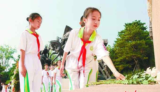 献花曲 百余北京市民日坛公园公祭英烈，全场高唱《义勇军进行曲》