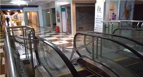 成都地一大道 西南最大地下商业现歇业潮 地一大道内部空空如也