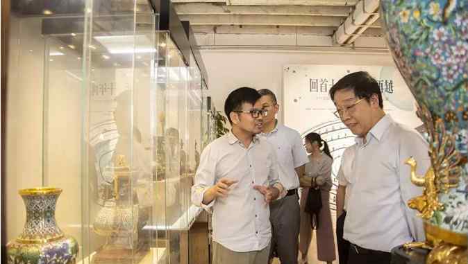 和平尊 北京市委宣传部副部长赵磊一行视察参观詠园中外珐琅美术馆