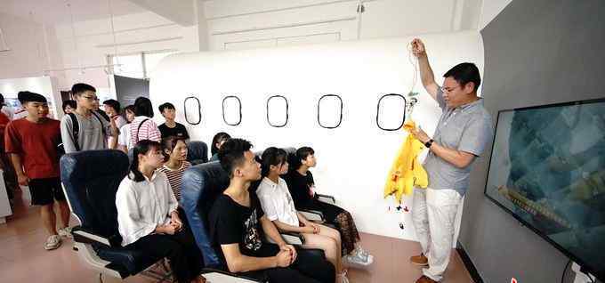 刘竟图片 定点扶贫与人才支教，他们为山里娃娃建起航空馆