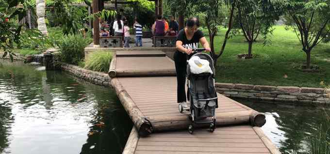 北京三里河公园 真“坑人”！北京三里河公园牡丹亭前“变戏法”，藏个台阶您留神