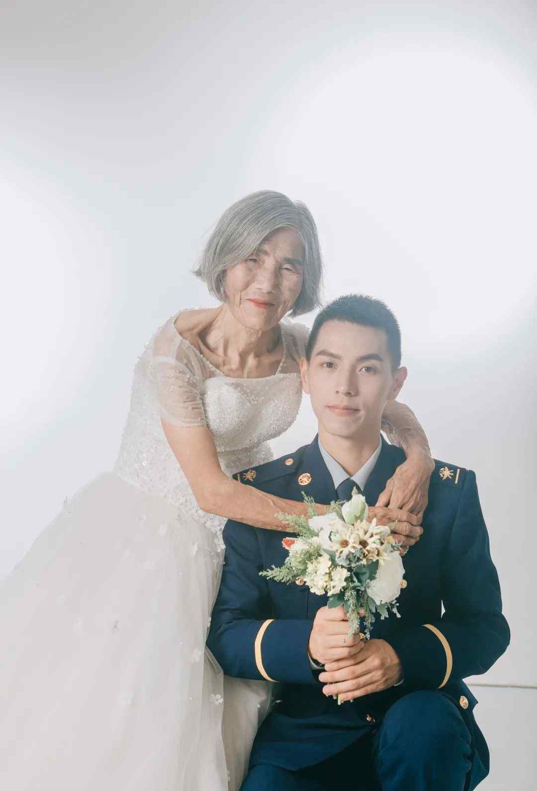 消防员与8旬外婆拍了组婚纱照 相差61岁的照片 背后故事看哭了