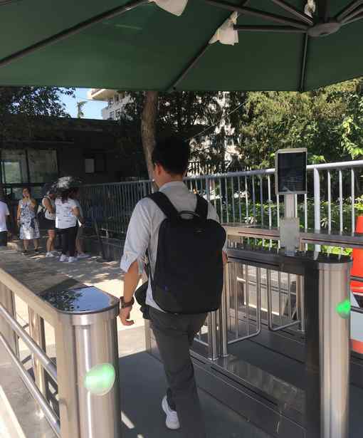 刷脸取厕纸作文800 从机场火车站到取厕纸都尝试刷脸，人脸识别，小心“丢面子”
