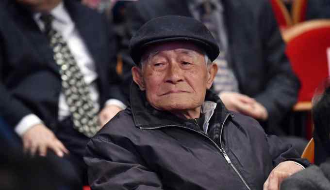 徐中玉去世 文学界泰斗徐中玉逝世，享年105岁，曾编写《大学语文》教材