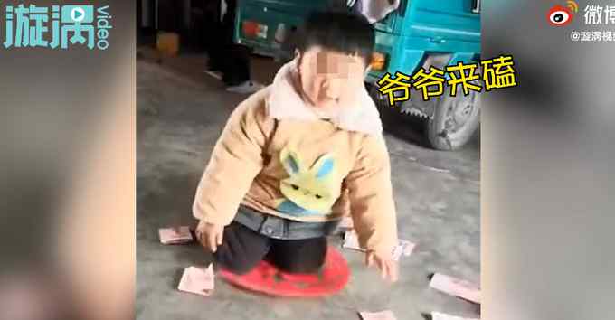 萌娃收完压岁钱一句话逗笑众人：爷爷奶奶你们磕 我给你钱