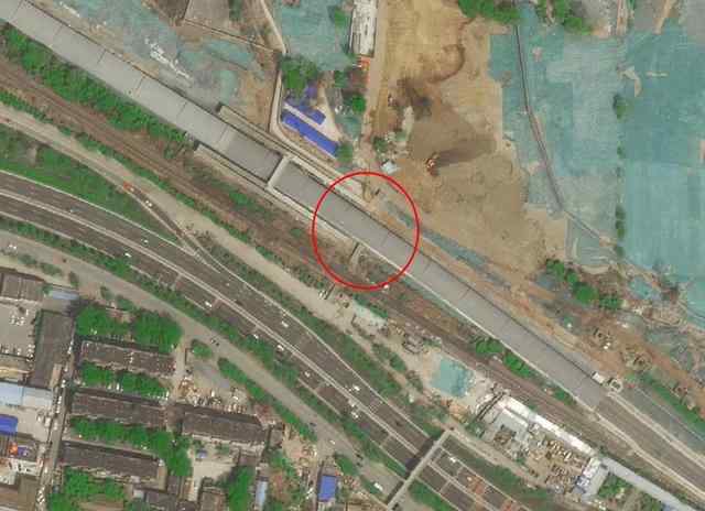 北京地下通道 这条堪称北京最“惨”地下通道，就在莲石路边，摔倒撞车成常事儿