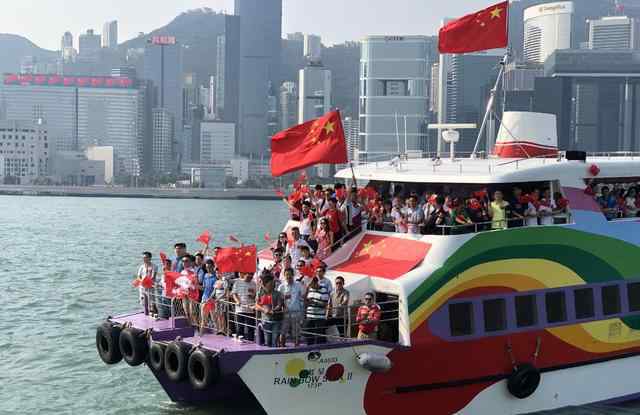 香港人看国庆阅兵 “我爱你中国！”香港维港红旗飘扬国歌嘹亮，市民看国庆阅兵直播