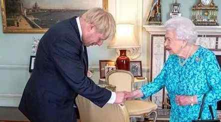 英国第一女友西蒙兹：英国新首相的31岁女友凯莉·西蒙兹照片