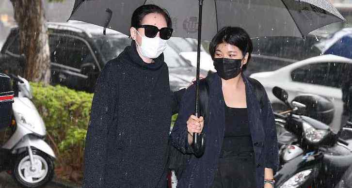 小S冒雨现身刘真葬礼神情悲痛 前往灵堂悼念刘真