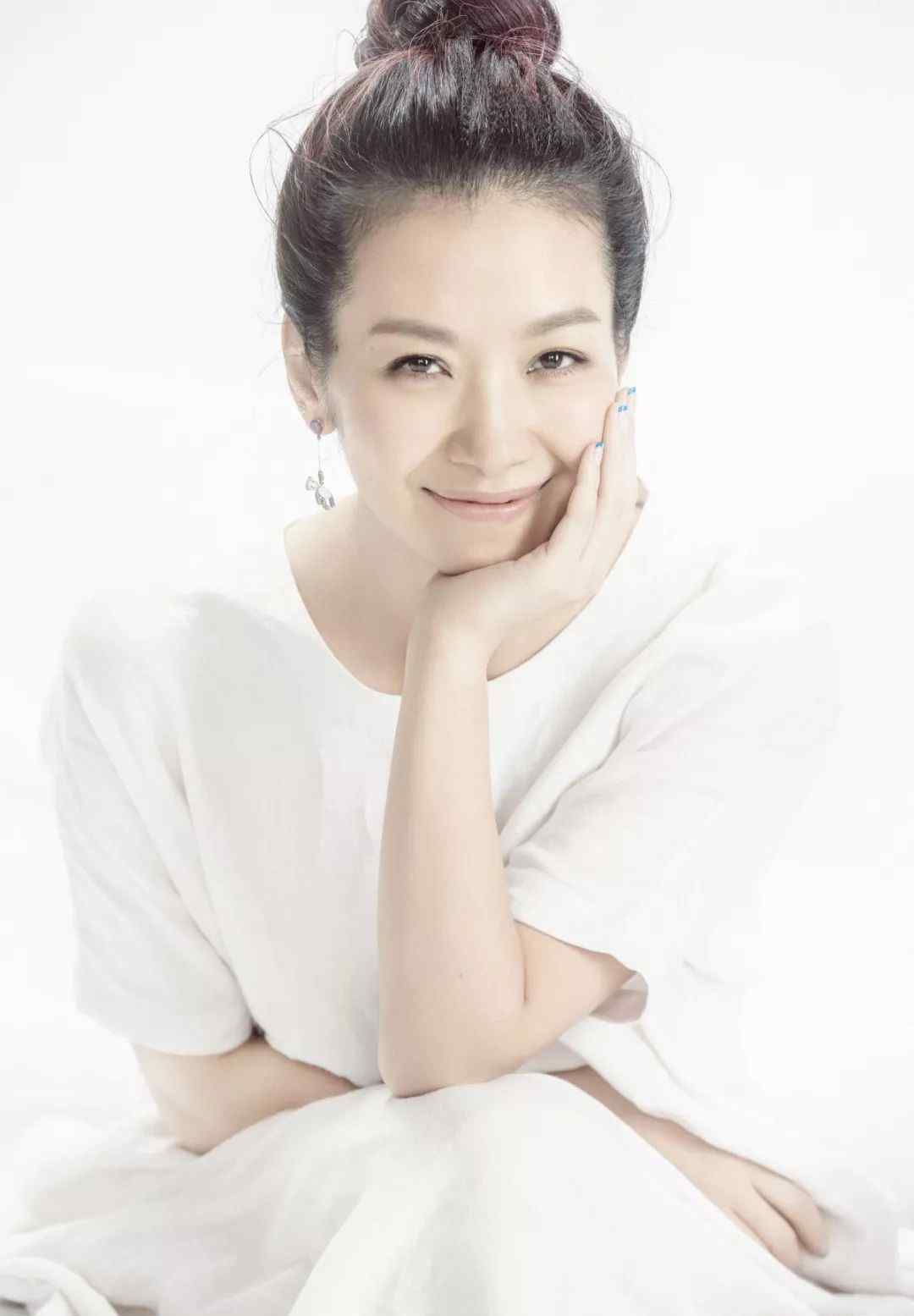胡军妻子 她是胡军妻子、康康妈，话剧女王凭什么战胜女演员的中年焦虑？