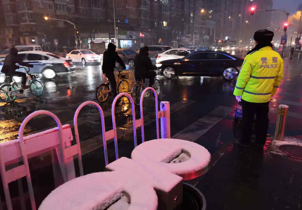 西城卫 北京下雪了，却和预想中有点儿差别，网友失望：说好的暴雪呢？