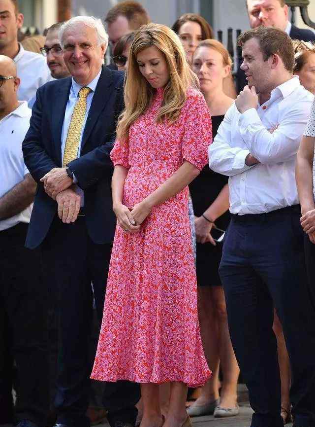 英国第一女友西蒙兹：英国新首相的31岁女友凯莉·西蒙兹照片